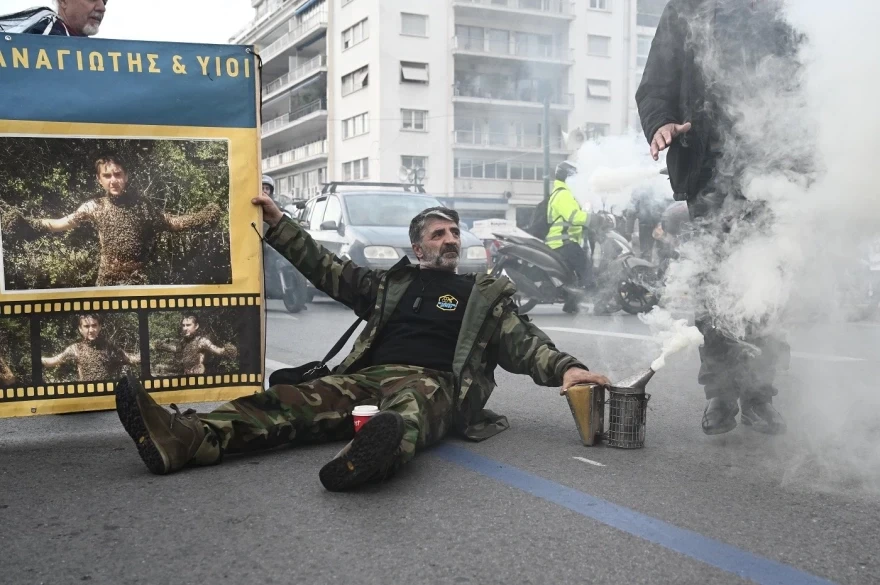 Στο Σύνταγμα οι μελισσοκόμοι με τα φορτηγά τους