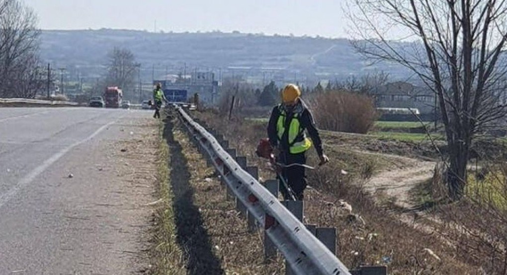 Εργασίες καθαρισμού οδοστρώματος στην Εθνική Οδό 2 Θεσσαλονίκης-Έδεσσας από την Περιφέρεια Κεντρικής Μακεδονίας