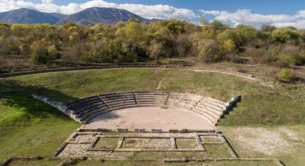 "Μηδεία" στο αρχαίο θέατρο Μίεζας από τον Θοδωρή Γκόνη