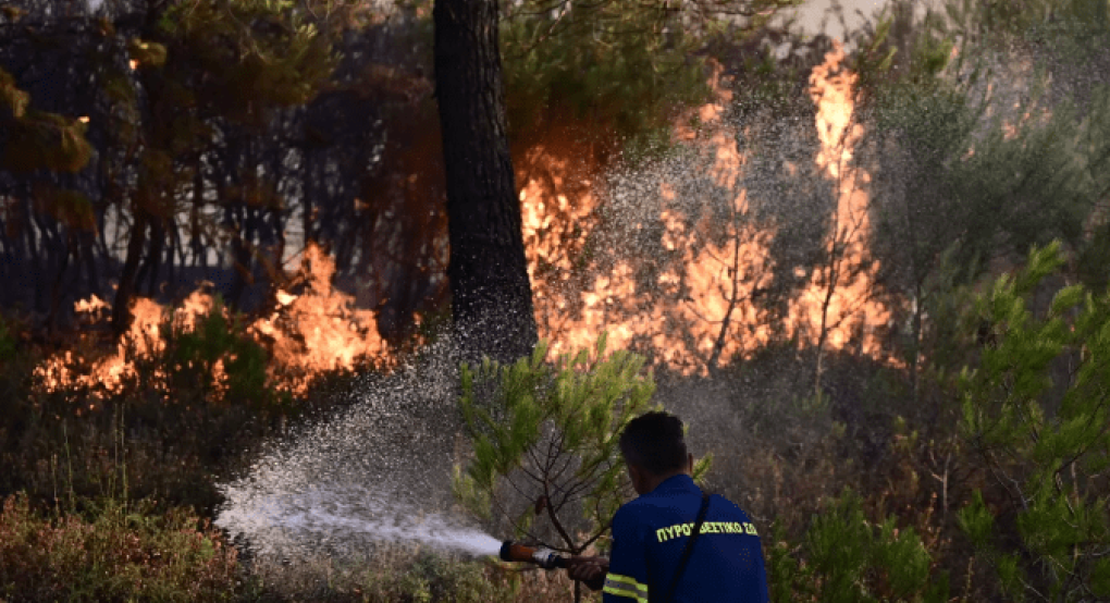 Μεγάλη φωτιά στη Λέσβο - Εντοπίστηκε νεκρός σε αυτοκίνητο