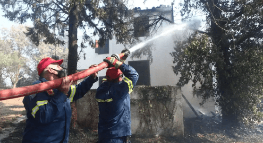 Φωτιά στον Ωρωπό: Μεγάλη κινητοποίηση της Πυροσβεστικής – Μήνυμα από το 112