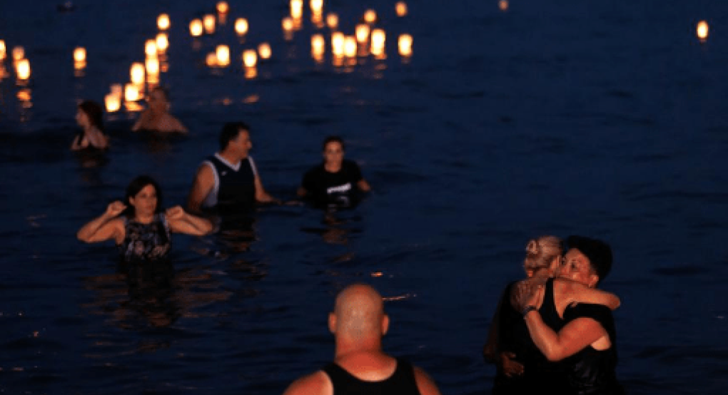 Μάτι: 104 Φαναράκια φώτισαν στη μνήμη των θυμάτων της τραγωδίας (pics)