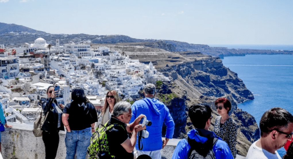 «Ασφυξία» στη Σαντορίνη και «εξηγήσεις» για το lockdown