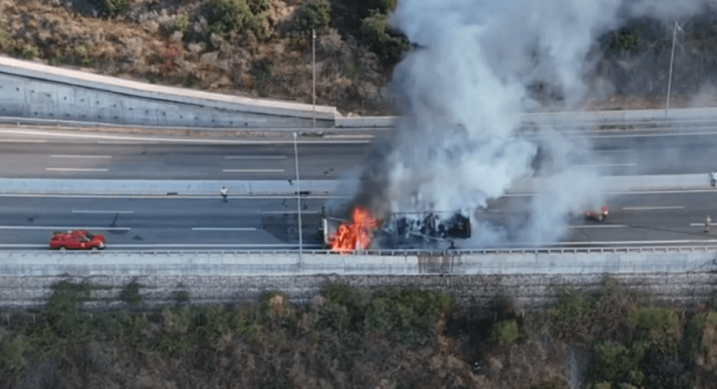 Εθνική Αθηνών – Πατρών / Νταλίκα «άρπαξε» φωτιά στη μέση του δρόμου