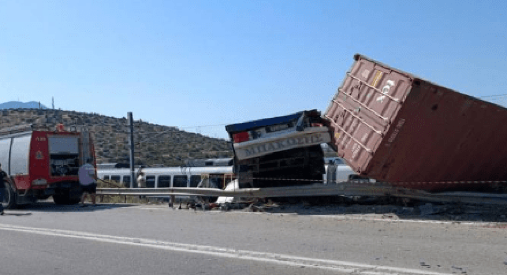 Χαλκίδα: «Έσκασε το λάστιχο» είπε ο οδηγός του φορτηγού που συγκρούστηκε με τρένο στην Αυλίδα