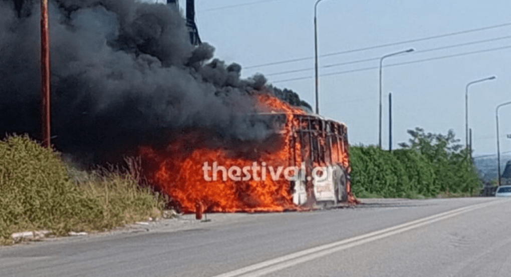 Λεωφορείο τυλίχθηκε στις φλόγες στη Θεσσαλονίκη