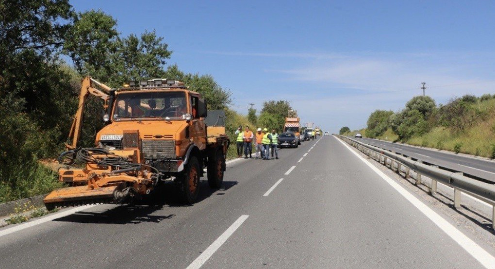 Χαλκιδική: Εργασίες κοπής πρασίνου στη Μουδανιών και σήμερα