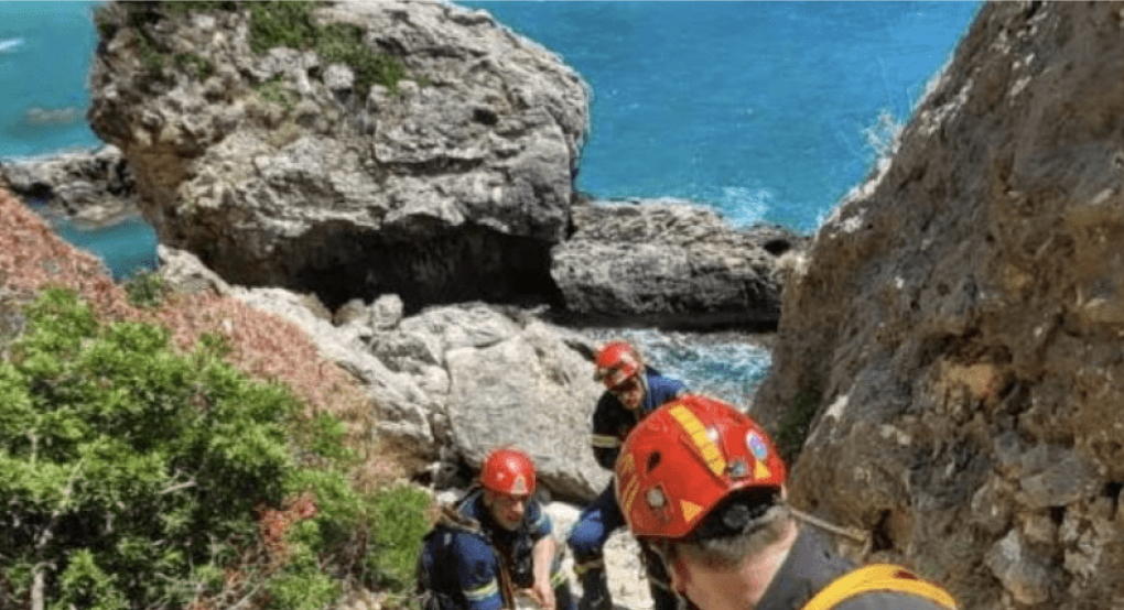 Τουρίστρια παγιδεύτηκε σε γκρεμό στην περιοχή Γυαλί της Κέρκυρας (βίντεο)