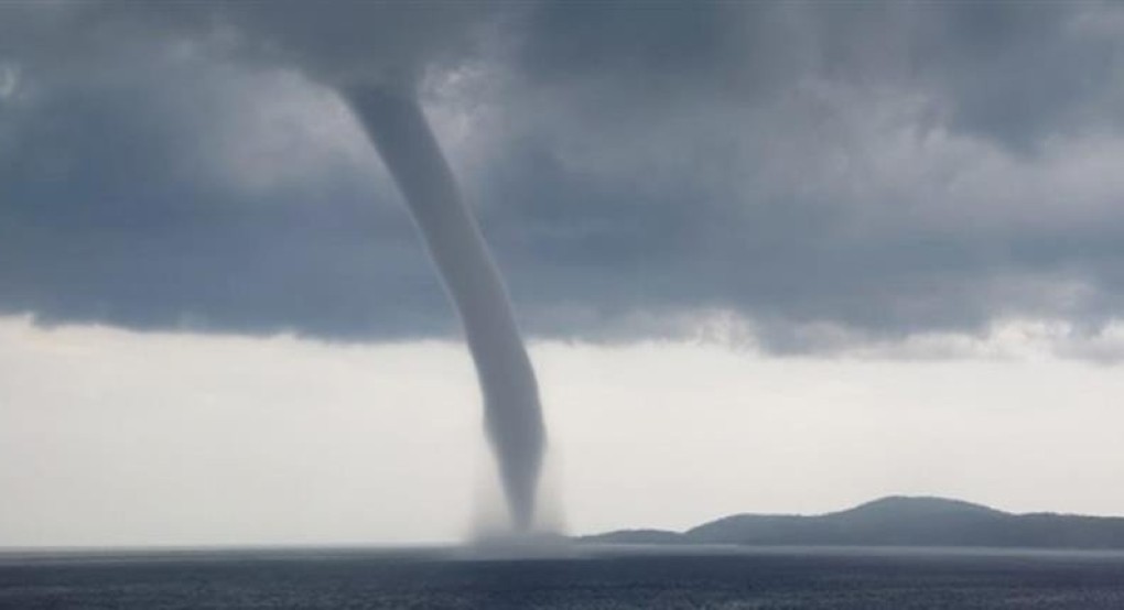 Χαλκιδική: Εντυπωσιακός υδροστρόβιλος στον Τορωναίο κόλπο