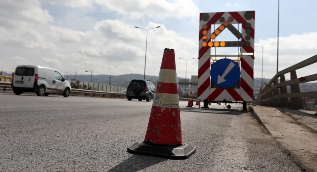 Eργασίες τοποθέτησης στηθαίων ασφαλείας στην παράπλευρη οδό της Εθνικής Οδού Θεσσαλονίκης – Ν. Μουδανιών από την ΠΚΜ