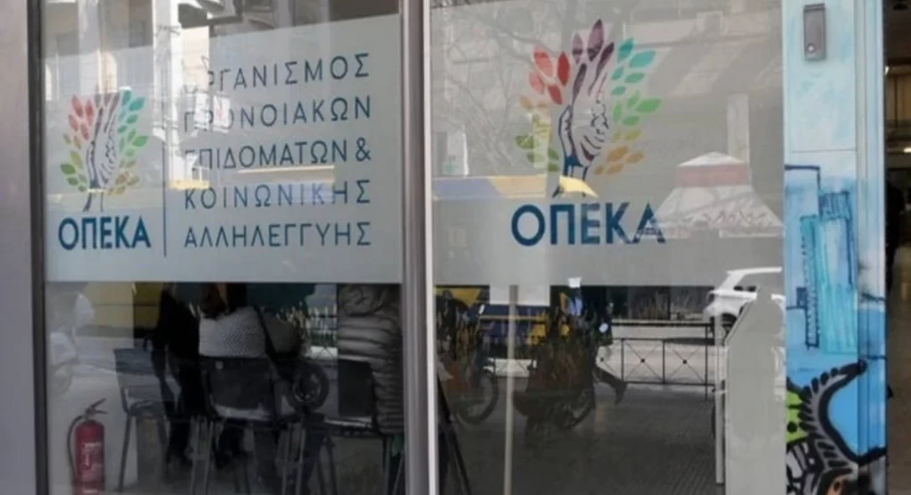 Eπιδόματα ΟΠΕΚΑ: Ποια αυξάνονται και πόσο -Ποιοι θα λάβουν έκτακτη ενίσχυση το Δεκέμβριο