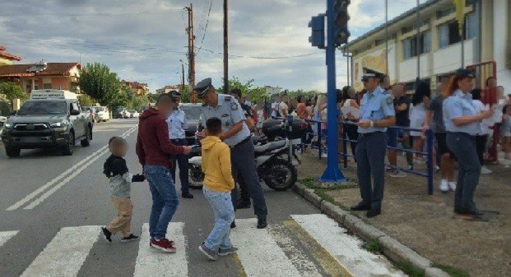 Ενημερωτικό υλικό για την οδική ασφάλεια μοίρασαν αστυνομικοί στους μαθητές της Κεντρικής Μακεδονίας