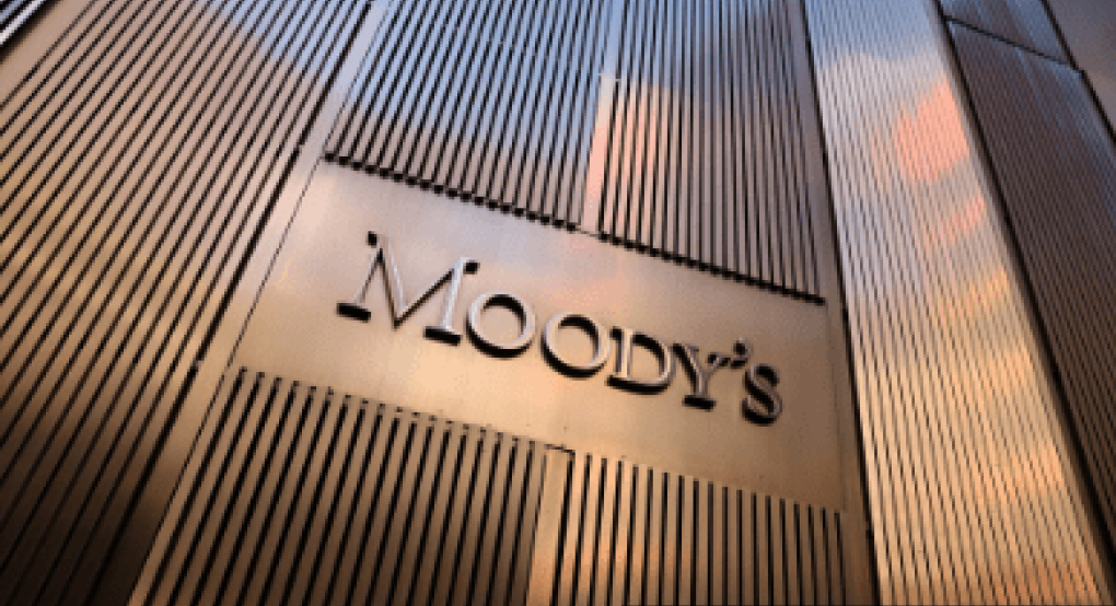 Moody’s: Θετικό πρόσημο αλλά και «καμπανάκια» για τις τράπεζες