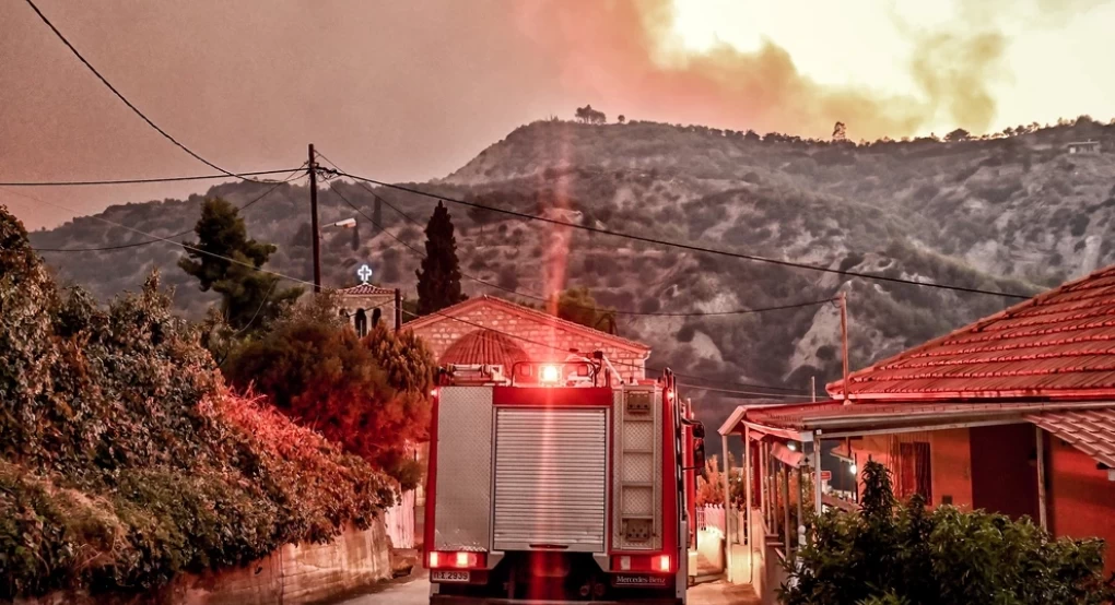 Πύρινη κόλαση για τρίτη μέρα στην Κορινθία: Εκκένωση από Σοφιανά προς Ρέθι – Άνοιξε η Αθηνών-Πατρών