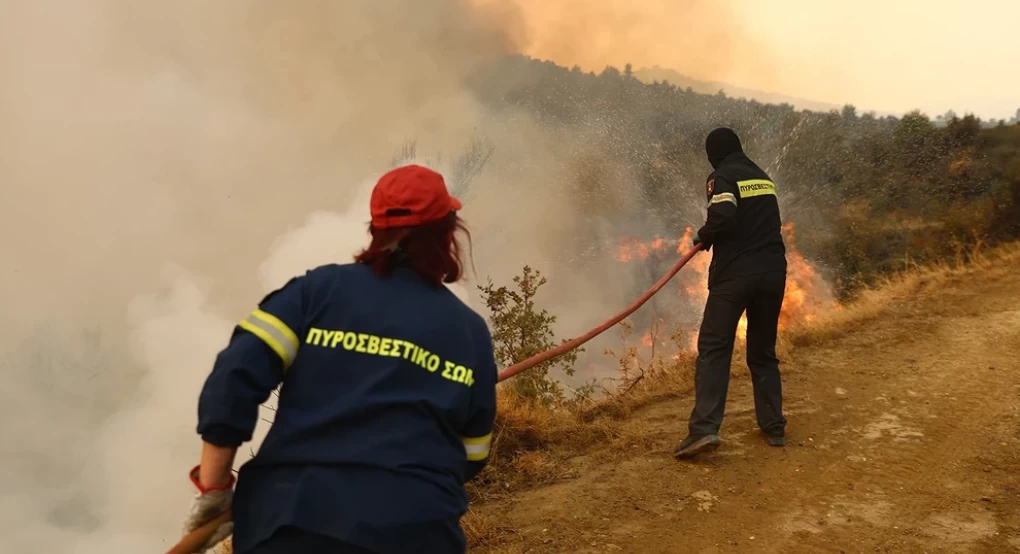 Χωρίς ενεργό μέτωπο η φωτιά στο Ξυλόκαστρο – Μάχη με διάσπαρτες εστίες δίνουν οι πυροσβέστες