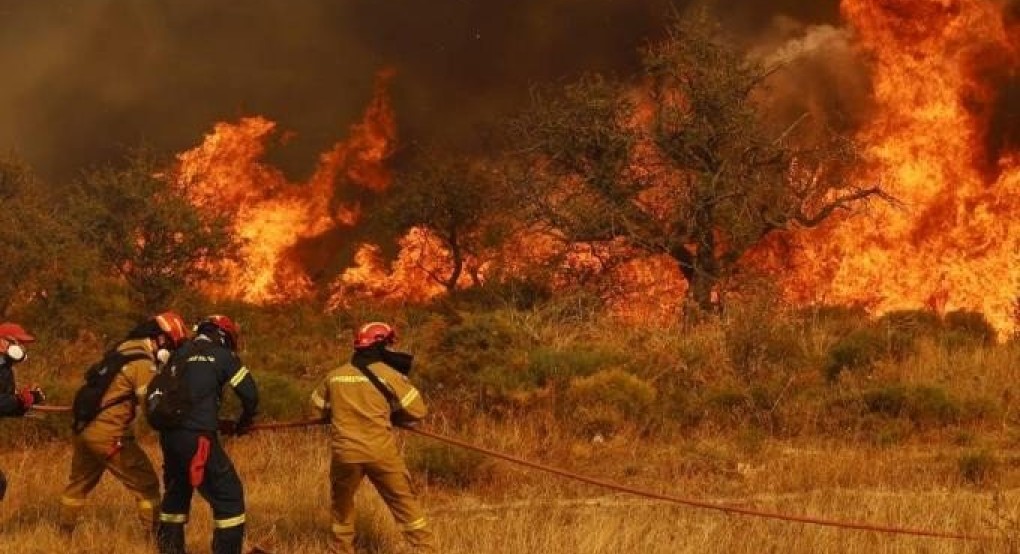 Φωτιά στην Κορινθία: Συνεχίζεται η μάχη με τις φλόγες – Επιχειρούν 490 πυροσβέστες και 31 εναέρια