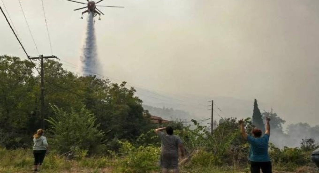 Φωτιά στο Ξυλόκαστρο: Μάχη με το χρόνο δίνουν οι πυροσβέστες – Εκκενώσεις και άλλων οικισμών