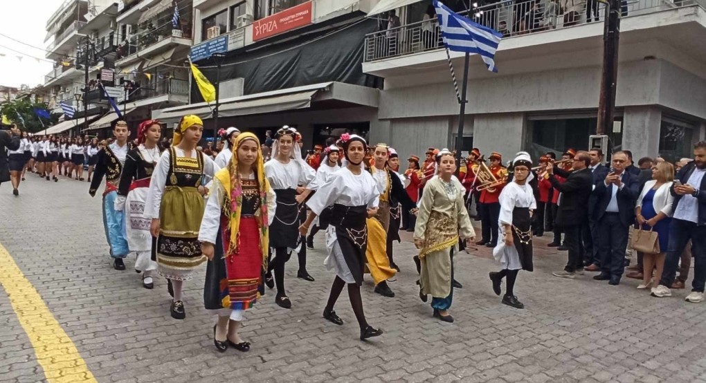 Γιαννιτσά/20η Οκτωβρίου: Θερμό κλίμα στην επετειακή παρέλαση της απελευθέρωσης της πόλης (φώτος)