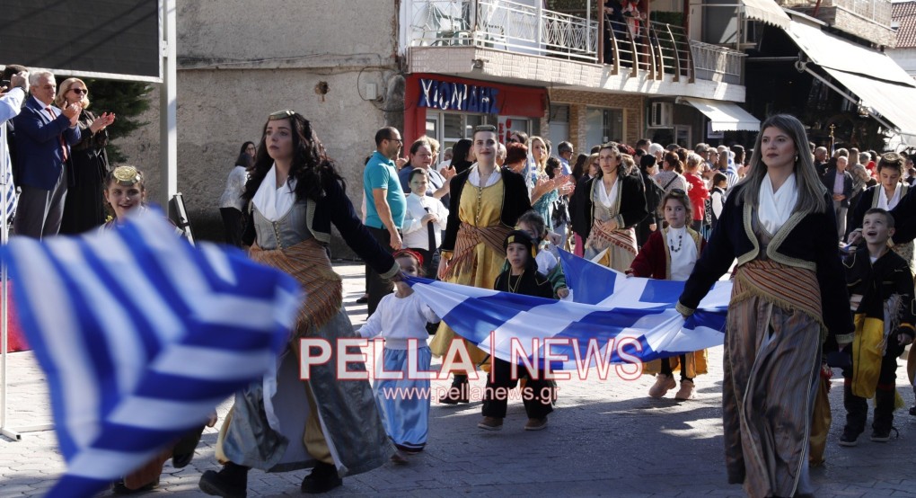 Πέλεκυς στο Διαδίκτυο: Η παρέλαση, η "μάχη" της εξέδρας και τα πανηγύρια