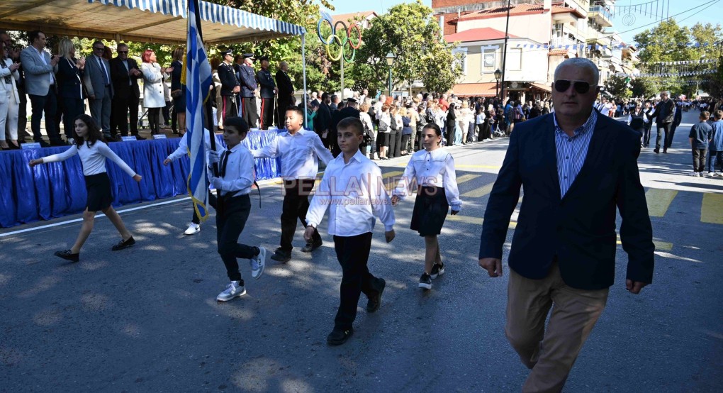 Παρέλαση 28ης Οκτωβρίου στη Σκύδρα: Ένα χειροκρότημα και για τους εκπαιδευτικούς