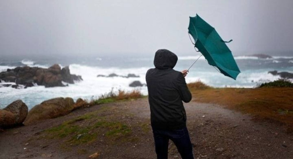 Καιρός: Το ψυχρό μέτωπο θα ρίξει 10 βαθμούς τη θερμοκρασία - Προσοχή στους θυελλώδεις βοριάδες