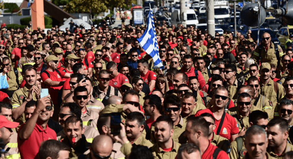 Χαλκιδική: Το πρώτο Χριστουγεννιάτικο δέντρο “άναψε” στο χωριό των ελάτων – Γιατί στολίζουν τόσο νωρίς (ΦΩΤΟ+Video)