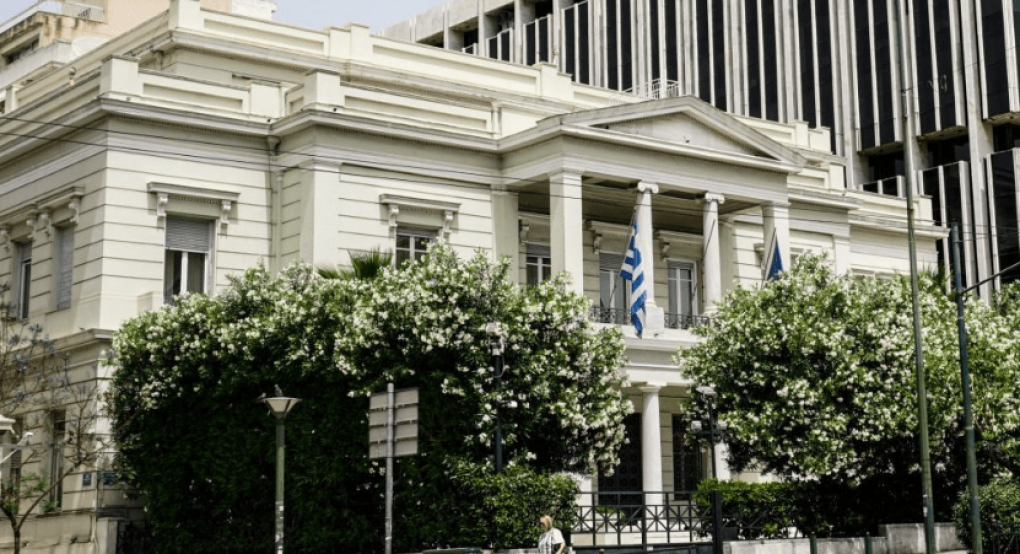 Ερωτήματα ΣΥΡΙΖΑ και ΠΑΣΟΚ για την παραίτηση στο ΥΠΕΞ – «Πυρά» στην κυβέρνηση