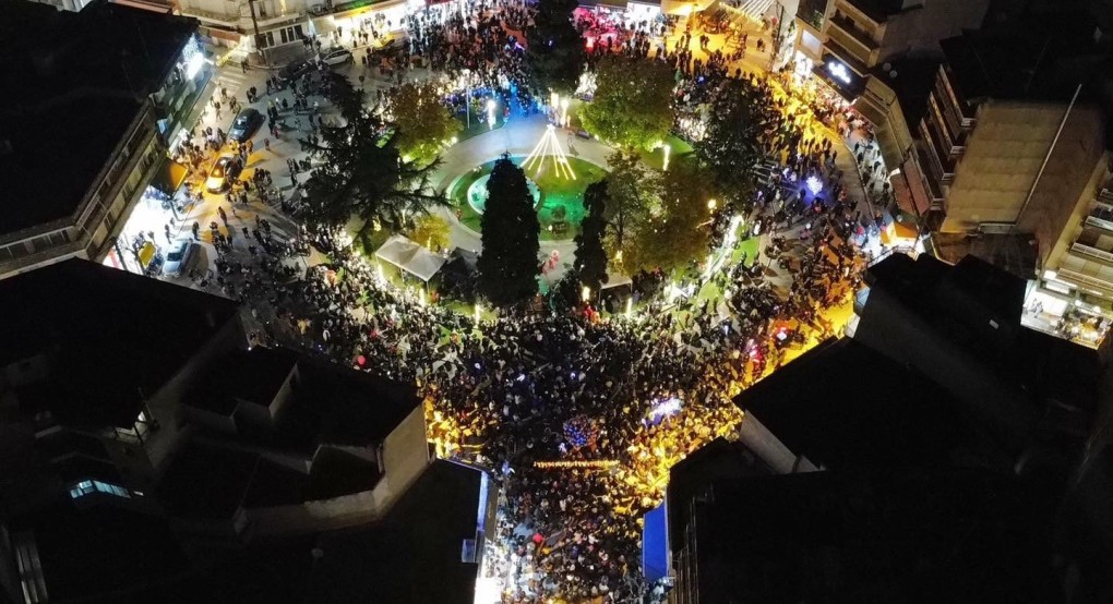 "Μαγικά Γιαννιτσά" με φώτα και εορταστικό κλίμα παντού! / Το "Άναμμα του Δέντρου" και η "Παραμυθούπολη" ισχυρές πινελιές