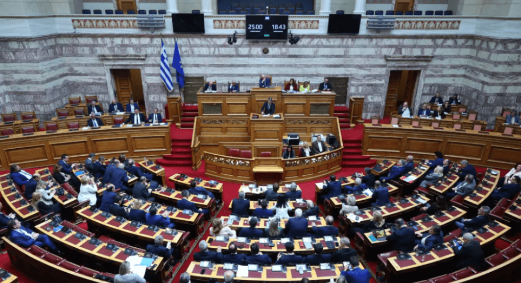 Πυρ ομαδόν από την αντιπολίτευση στην κυβέρνηση για τον κατώτατο μισθό