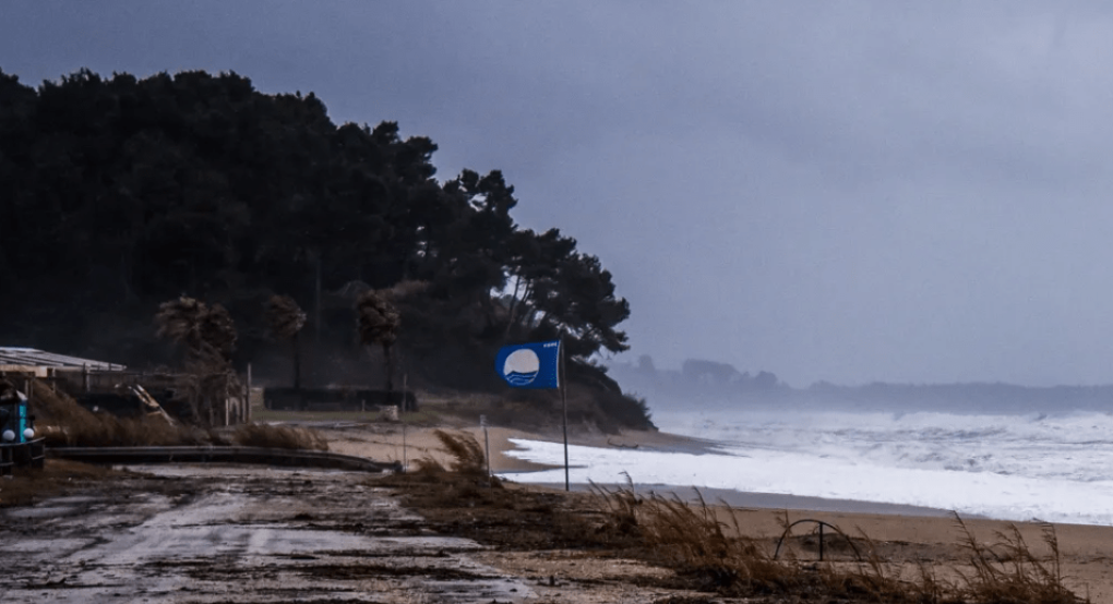 Τρεις εγκλωβισμένοι στη Λήμνο - Συναγερμός για Θεσσαλία και Κ. Μακεδονία