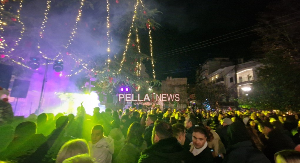 Έδεσσα/Χριστούγεννα: Εντυπωσιακό άναμμα δέντρου (φωτο και βίντεο)