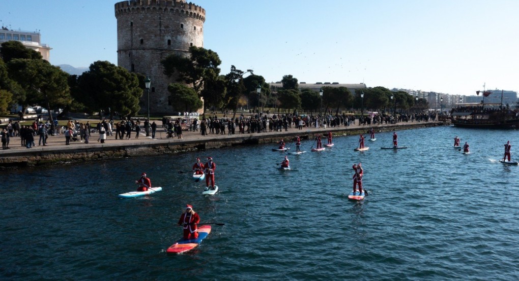 Θεσσαλονίκη: Άγιοι Βασίληδες με κανό και σανίδες SUP «πλημμύρισαν» τον Θερμαϊκό