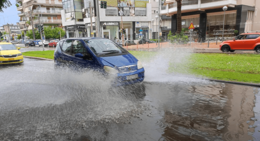 Πλημμύρες και απεγκλωβισμοί πολιτών σε Αγρίνιο και Πρέβεζα