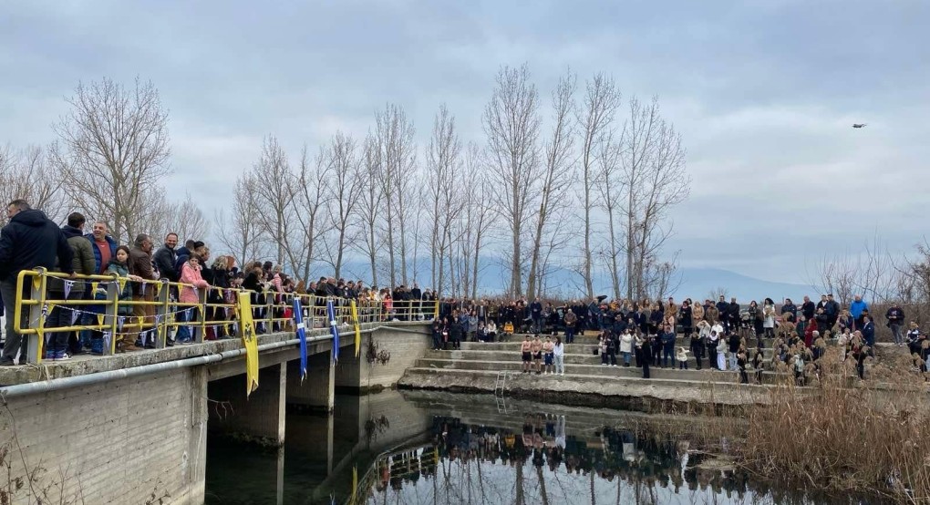 Καρυώτισσα / Θεοφάνεια: Με "θηλυκή επιτυχία" στο πιάσιμο του Σταυρού (φώτος)