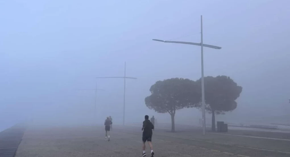 Πυκνή ομίχλη «έπνιξε» το κέντρο της Θεσσαλονίκης