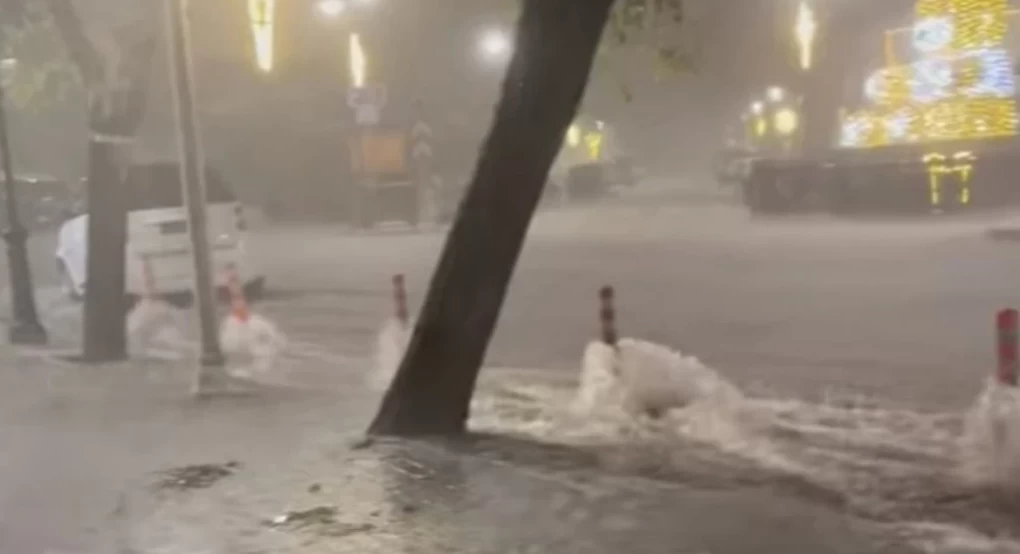 Δύσκολη νύχτα για τη Ρόδο - Ήχησε το 112, πλημμύρισαν και πάλι δρόμοι από τη καταρρακτώδη βροχή