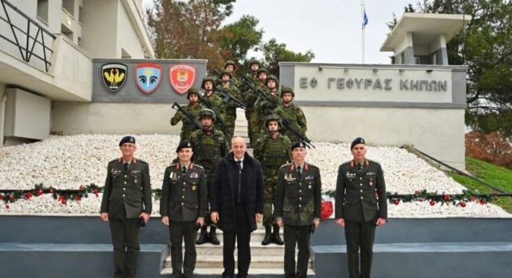 Παρέμεινε στη βροχή με τα στελέχη και τους στρατιώτες του ο ΥΕΘΑ Ν. Δένδιας