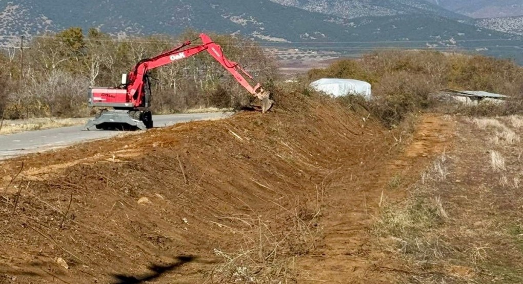 Παρεμβάσεις του Δήμου Πέλλας με καθαρισμό καναλιών και κοιμητηρίων στην Δ.Ε. Κύρρου