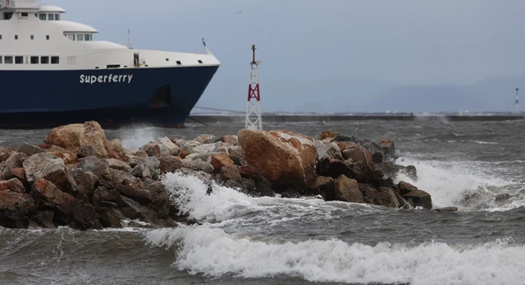 Aκυρώθηκαν τρία δρομολόγια από το λιμάνι του Πειραιά λόγω μποφόρ