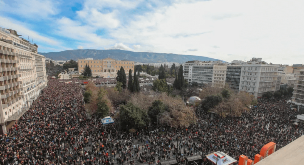 ΓΣΕΕ: Απεργία την ημέρα και ώρα που θα υποδείξει ο σύλλογος συγγενών των θυμάτων των Τεμπών