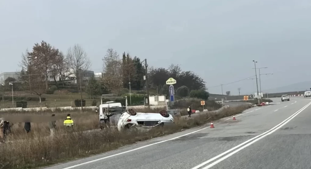 Τροχαίο με ανατροπή αυτοκινήτου στην εθνική οδό Λάρισας-Τρικάλων, ένας τραυματίας