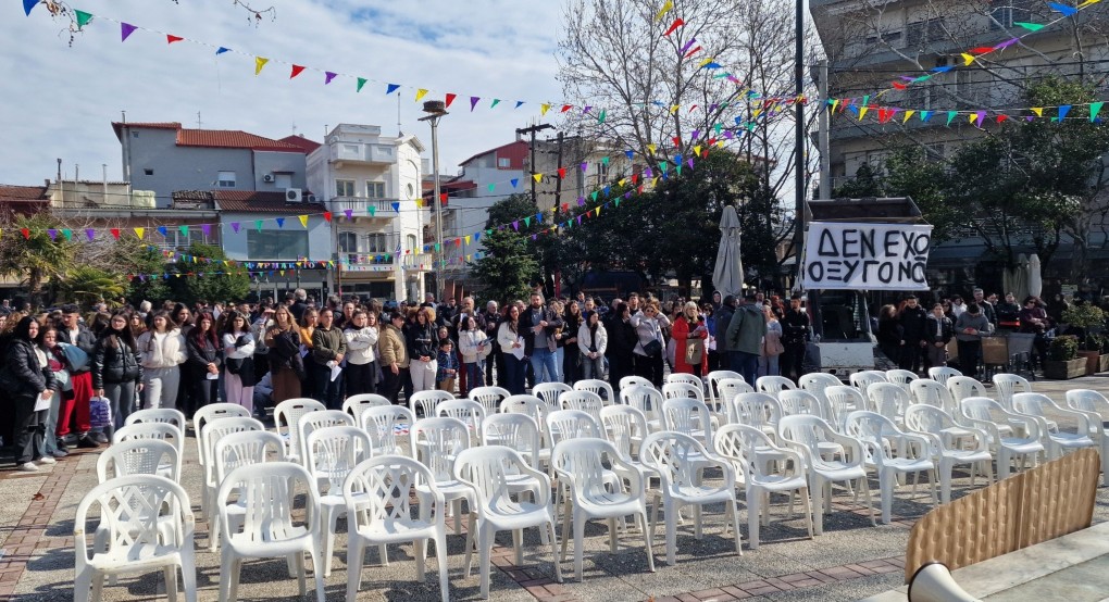 Μαθητές της Αλμωπίας τίμησαν τα θύματα των Τεμπών – Ζητούν δικαιοσύνη και ασφαλείς μεταφορές