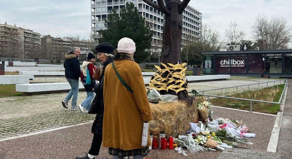 Θεσσαλονίκη: Πολίτες συρρέουν στο «Δέντρο της Μνήμης» – Ένα κίτρινο σκουφάκι, μια παιδική ζωγραφιά κι ένας Μάρτης (ΦΩΤΟ)