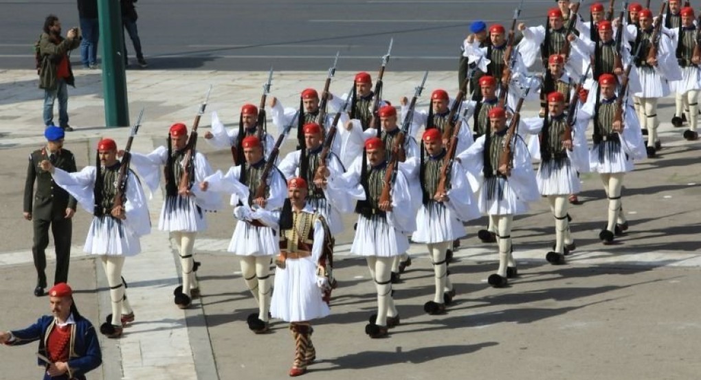 Τσολιάδες στο Σύνταγμα, αγήματα στη Βουλή, πηγαδάκια στην Ολομέλεια