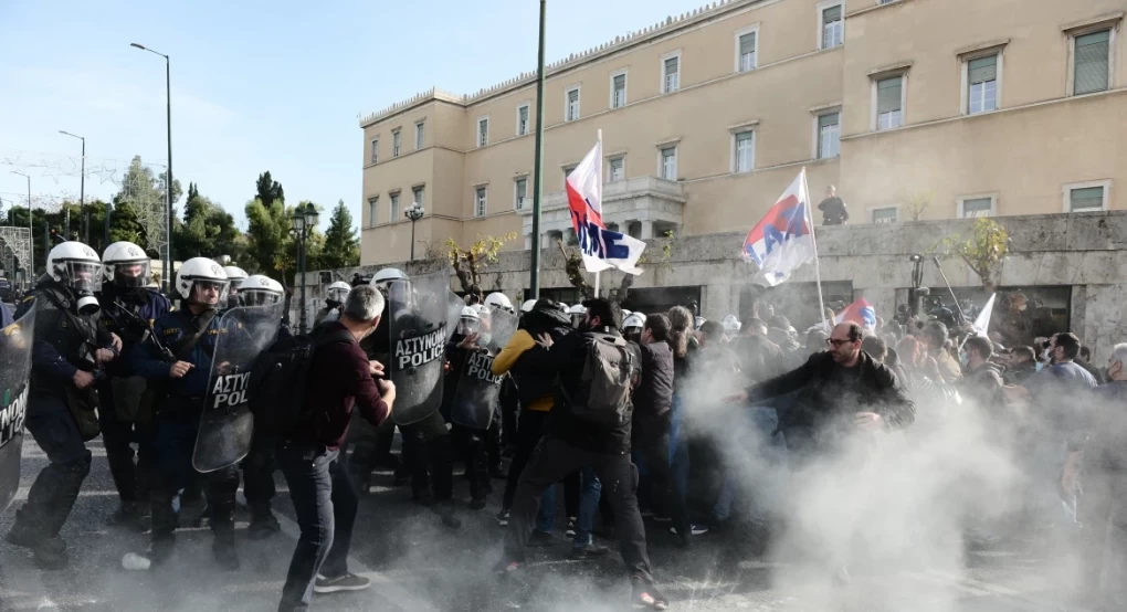 Πορεία εκπαιδευτικών: Επεισόδια έξω από τη Βουλή - Έπεσαν χημικά