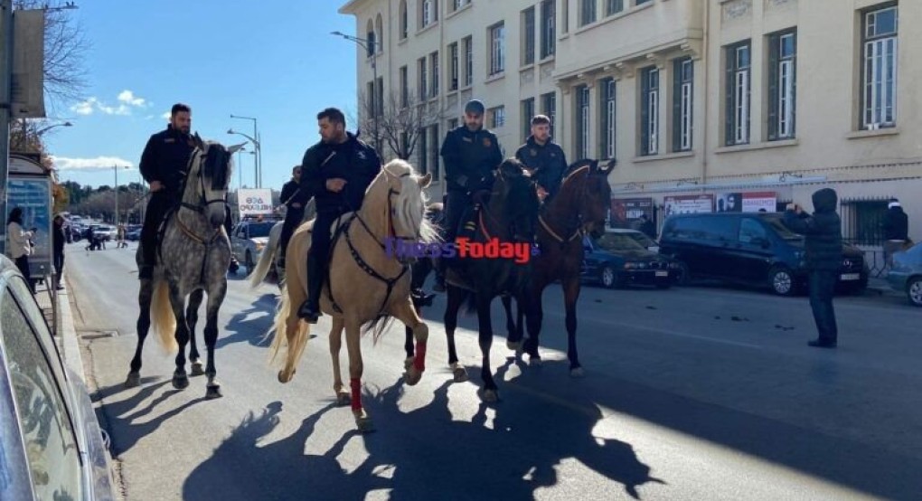 Υπερθέαμα με «παρέλαση» από δεκάδες άλογα σε κεντρικούς δρόμους της Θεσσαλονίκης