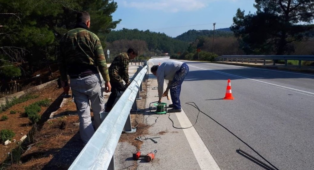 Εργασίες τοποθέτησης στηθαίων ασφαλείας στην Παλαιά Εθνική Οδό 65 Θεσσαλονίκης -Κιλκίς από την ΠΚΜ