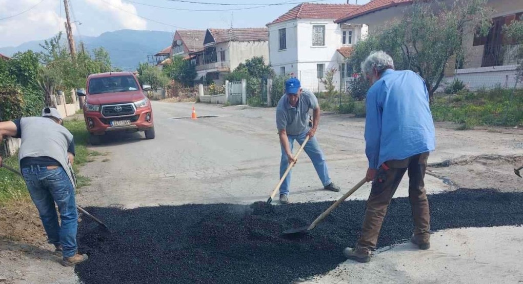 Αμπελειές: Σε αποκαταστάσεις φθορών οδοστρώματος προχώρησε ο Δήμος Πέλλας