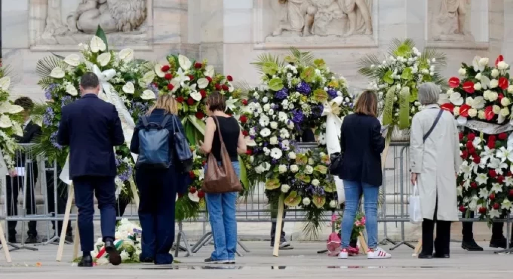 Πλήθος κόσμου συγκεντρώνεται στην πλατεία για να αποχαιρετήσει τον Καβαλιέρε