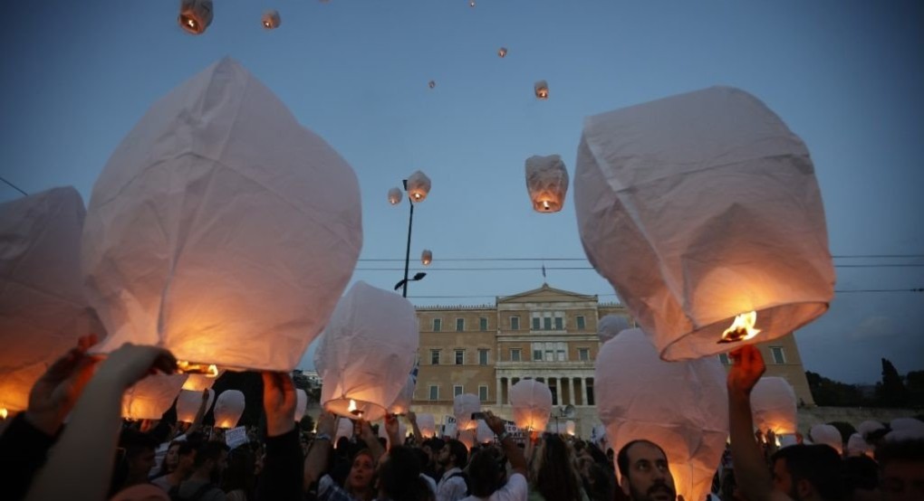 Ναυάγιο στην Πύλο: Δεκάδες φαναράκια στον ουρανό της Αττικής για τα θύματα της τραγωδίας